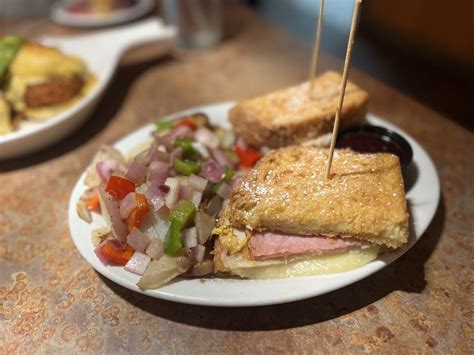 Huckleberry's Breakfast & Lunch