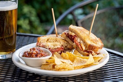 Rico's Cafe & Wine Bar