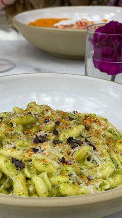 Residents Cafe & Bar