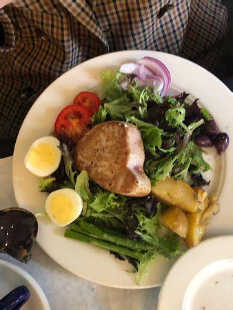 Le Petit Triangle Cafe