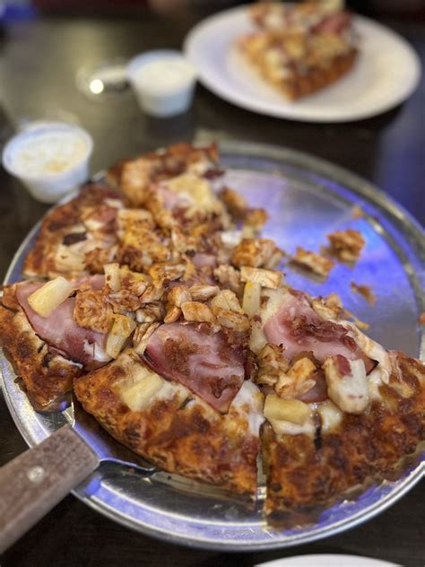 Straw hat pizza,grill,full bar