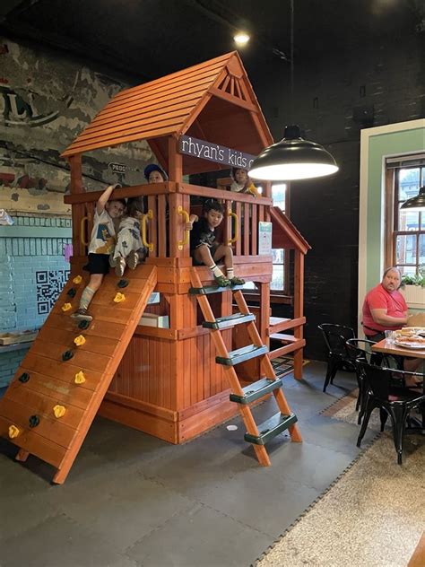 Locals Food Hub & Pizza Pub - Louisville